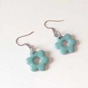 Pendientes Flor Océano hechos a mano en arcilla polimérica azul océano y acero inoxidable plateado con forma de flor