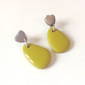 Pendientes Llaurí hechos a mano en arcilla polimérica verde oliva y acero inoxidable plateado con forma de corazón