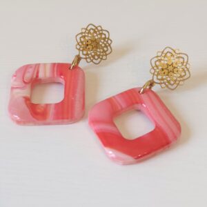 Pendientes Miranda hechos a mano en arcilla polimérica marmolada coral y rosa con base floral dorada