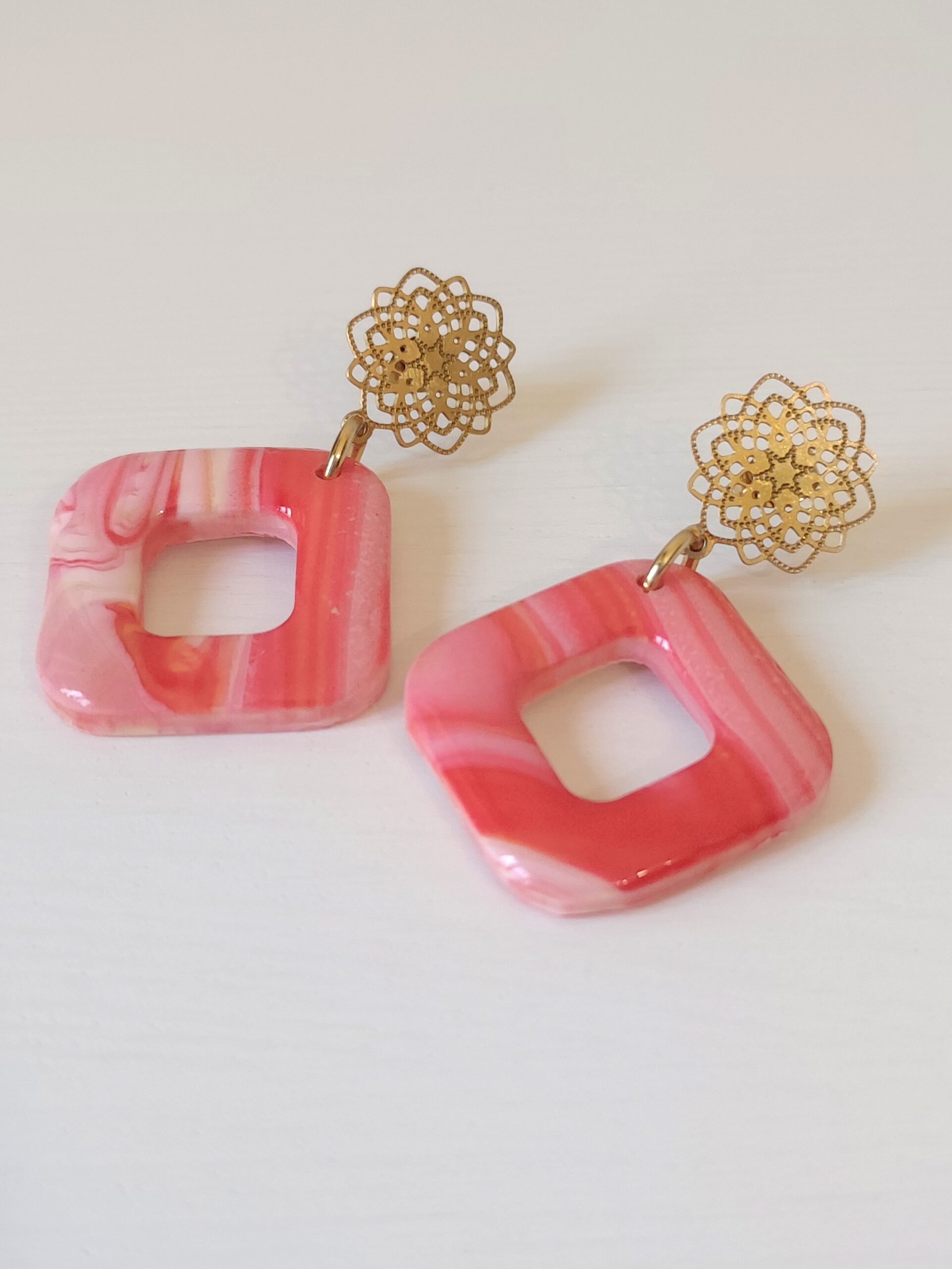 Pendientes Miranda hechos a mano en arcilla polimérica marmolada coral y rosa con base floral dorada