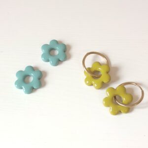 Pendientes Pack Flores Bonica hechos a mano en arcilla polimérica azul océano y verde hierba con aros de acero inoxidable dorado