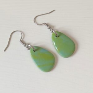 Pendientes Quart hechos a mano en arcilla polimérica efecto marmolado y acero inoxidable plateado