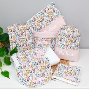 Canastilla artesanal bebé floral rosa hecha a mano con telas de algodón y estampado floral