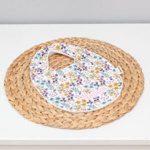 Babero artesanal bebé Octubre hecho a mano en algodón con estampado floral otoñal