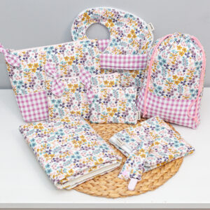 canastilla artesanal para bebe con estampado de flores en tonos rosas