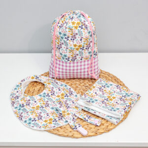canastilla artesanal bebe flores que incluye 4 piezas: saquito, chupetero, toalla y babero