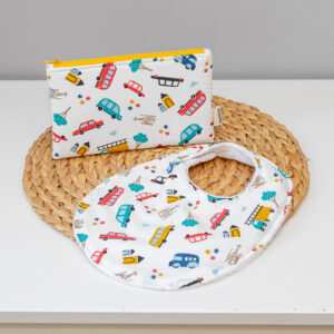 canastilla artesanal para bebe con babero y estuche con estampado de coches
